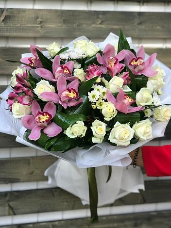 Букет цветов из: Розы и Хризантемы в Красной Поляне Краснодарского края