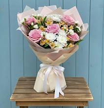 Букет цветов из:  Гвоздики, Орхидеи и Розы в Красной Поляне Краснодарского края