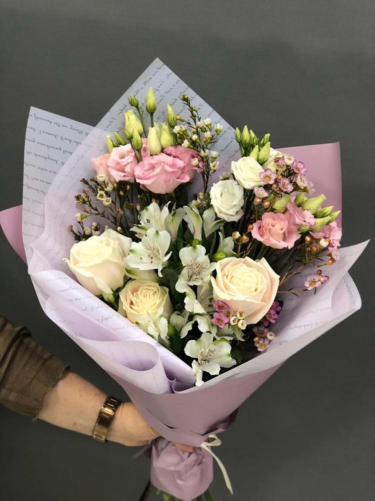 Букет цветов из: Альстромерии, Розы и Лизиантусы в Красной Поляне Краснодарского края