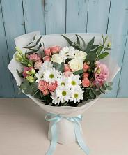 Букет цветов из:  Розы, Лизиантусы и Хризантемы в Красной Поляне Краснодарского края