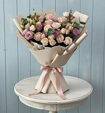 Букет цветов из:  Розы и Лизиантусы в Красной Поляне Краснодарского края