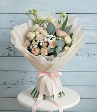 Букет цветов из:  Розы и Лизиантусы в Красной Поляне Краснодарского края
