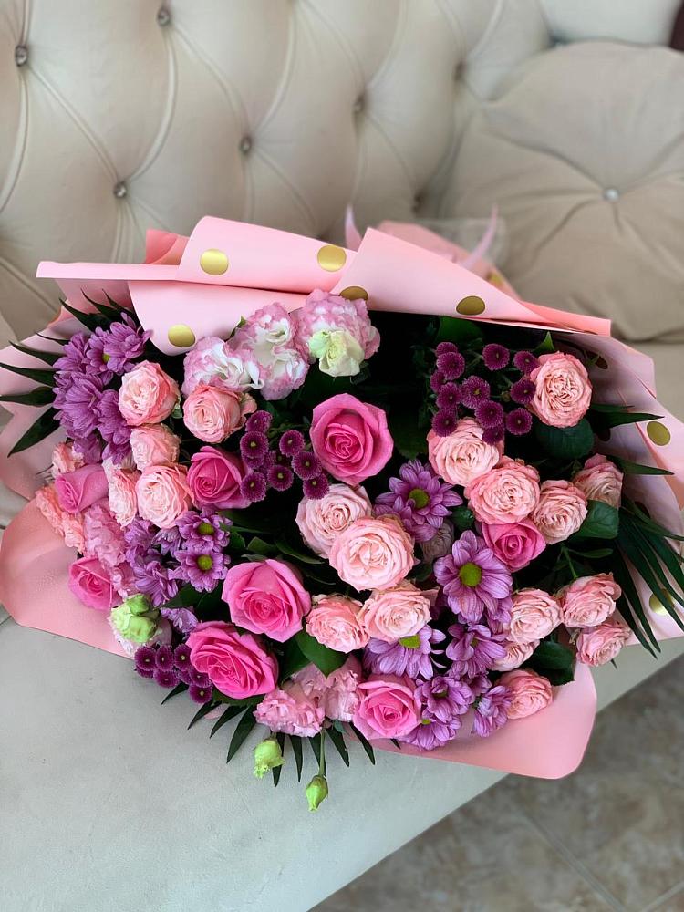 Букет цветов из: Хризантемы, Розы и Лизиантусы в Красной Поляне Краснодарского края