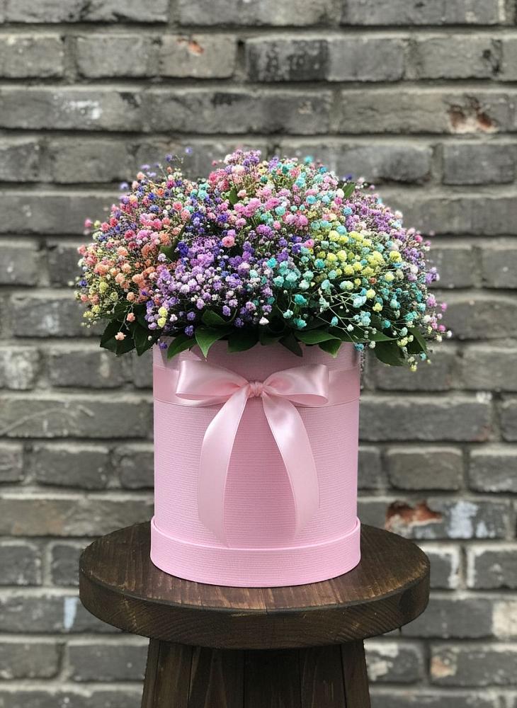 Цветочная композиция из Гипсофила и Розы в шляпной коробке в Красной Поляне Краснодарского края