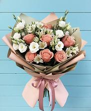 Букет цветов из:  Розы, Альстромерии и Лизиантусы в Красной Поляне Краснодарского края