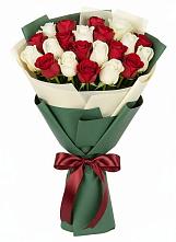 Букет Микс из красных и белых роз в Красной Поляне Краснодарского края