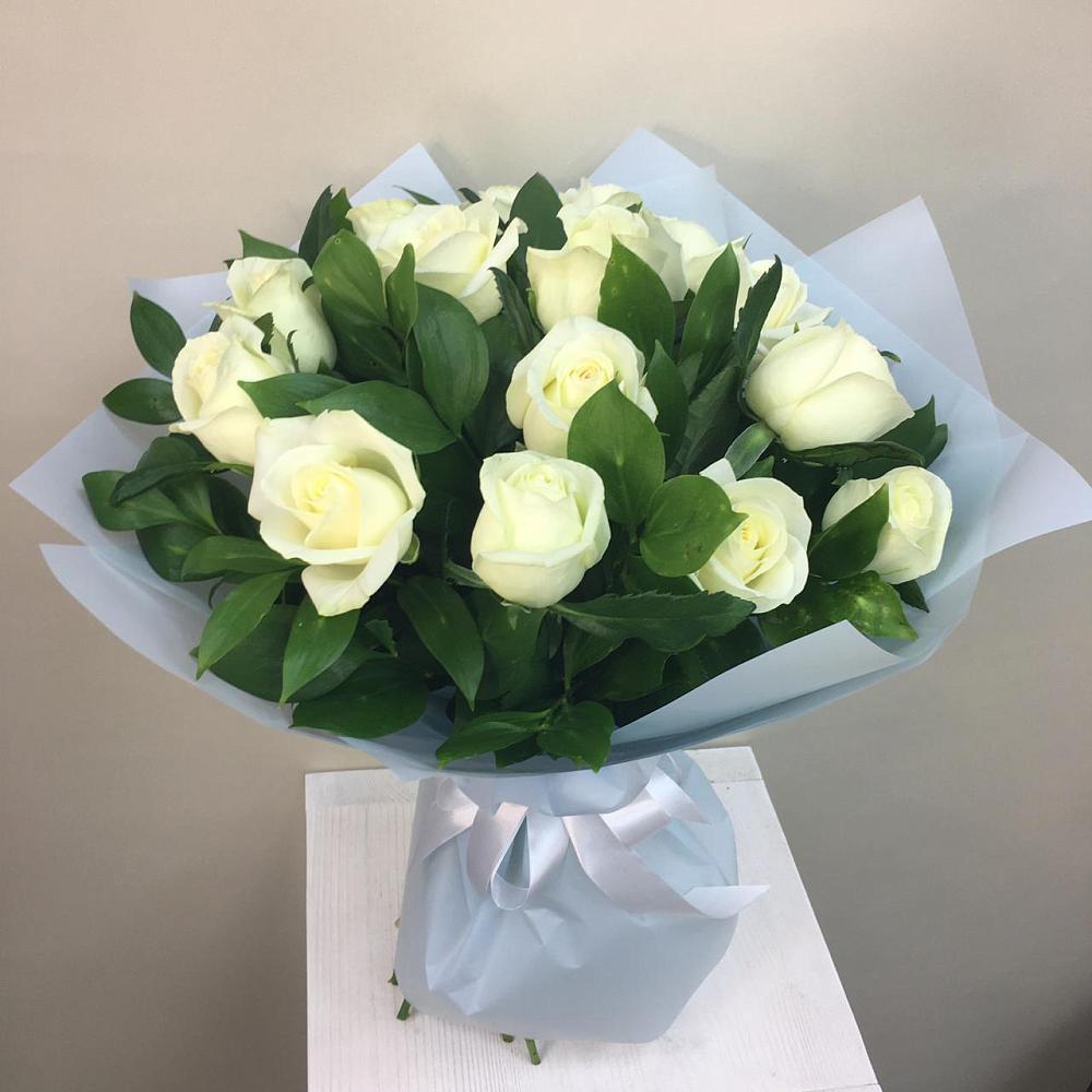 Букет 15 Белых роз Проуд в Красной Поляне Краснодарского края