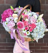 Композиция солнечный день в Красной Поляне Краснодарского края Цветочная композиция из Розы, Хризантемы, Пионы и Лизиантусы в корзине в Красной Поляне Краснодарского края