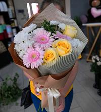 Букет цветов из:  Герберы, Розы и Хризантемы в Красной Поляне Краснодарского края
