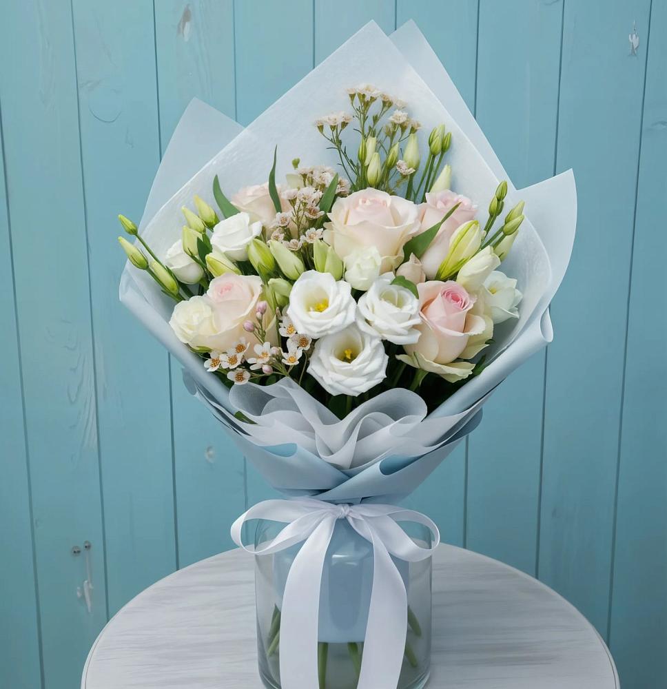 Букет цветов из: Розы и Лизиантусы в Красной Поляне Краснодарского края