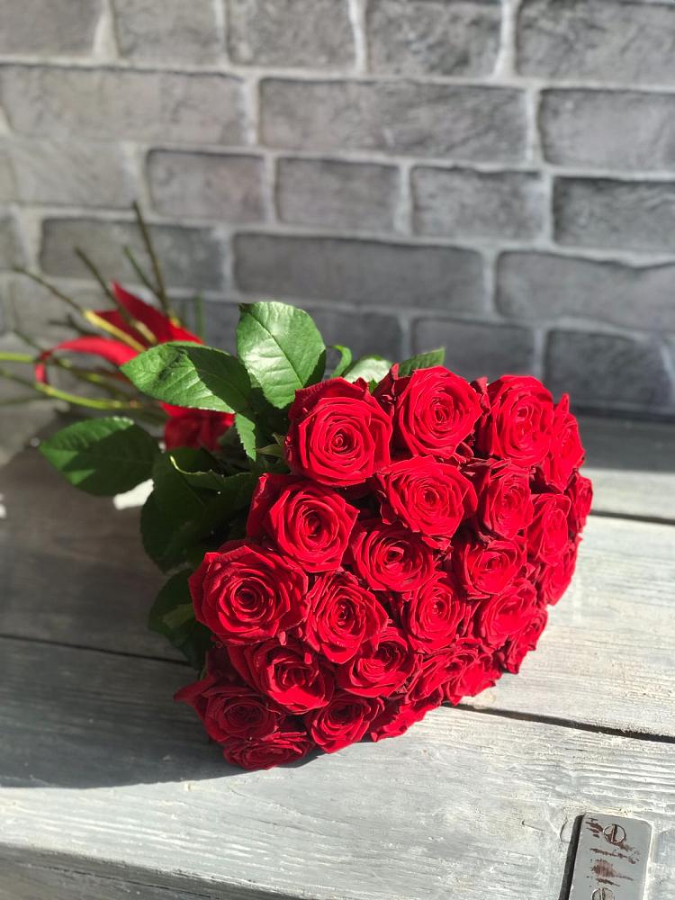 Букет Красные розы Фридом в Красной Поляне Краснодарского края