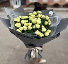 Букет Белые кустовые розы Солинеро в Красной Поляне Краснодарского края