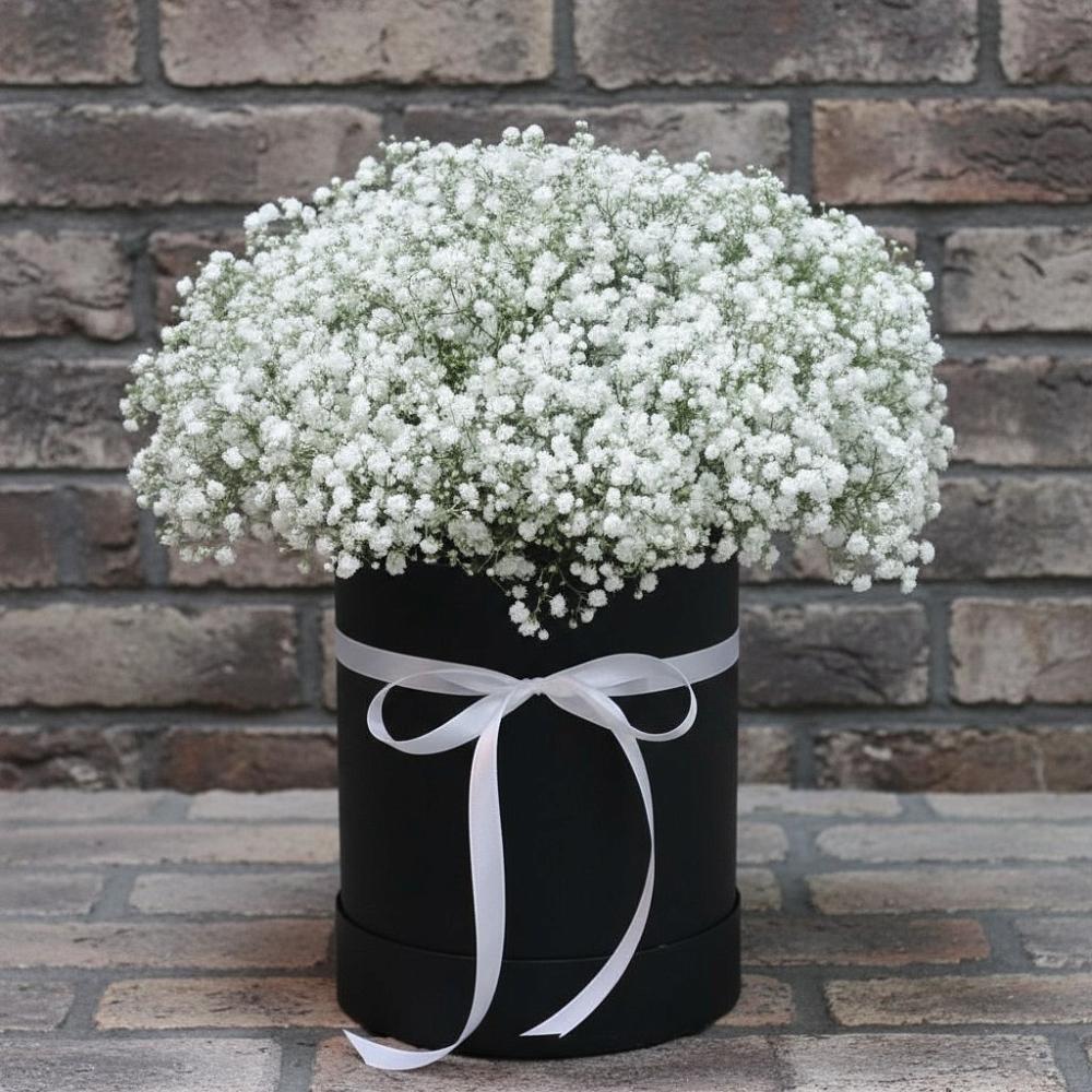 Цветочная композиция из Гипсофила в шляпной коробке в Красной Поляне Краснодарского края