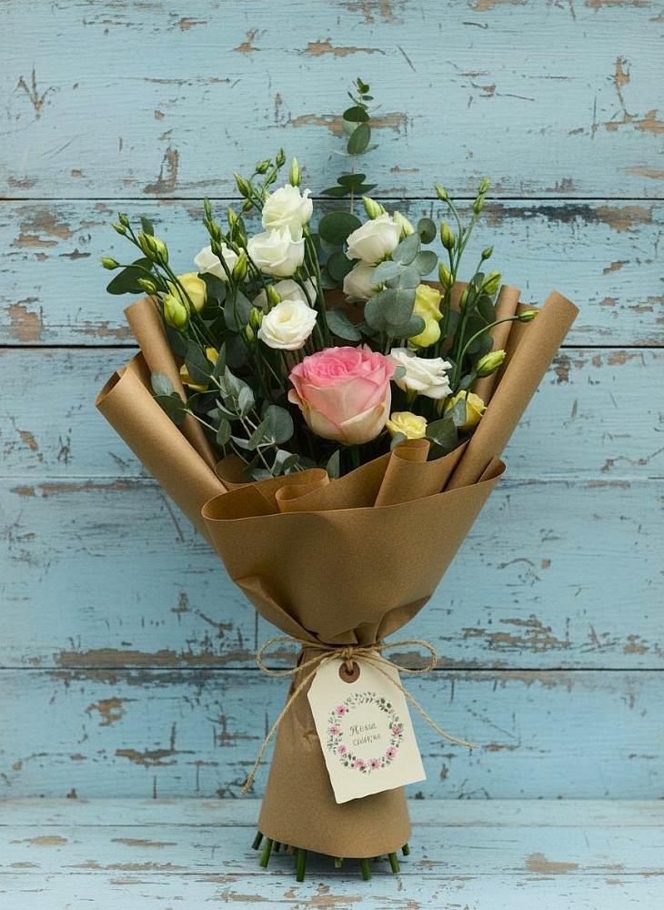 Букет цветов из: Розы и Лизиантусы в Красной Поляне Краснодарского края