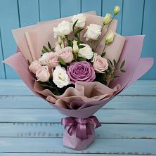 Букет цветов из:  Розы и Лизиантусы в Красной Поляне Краснодарского края