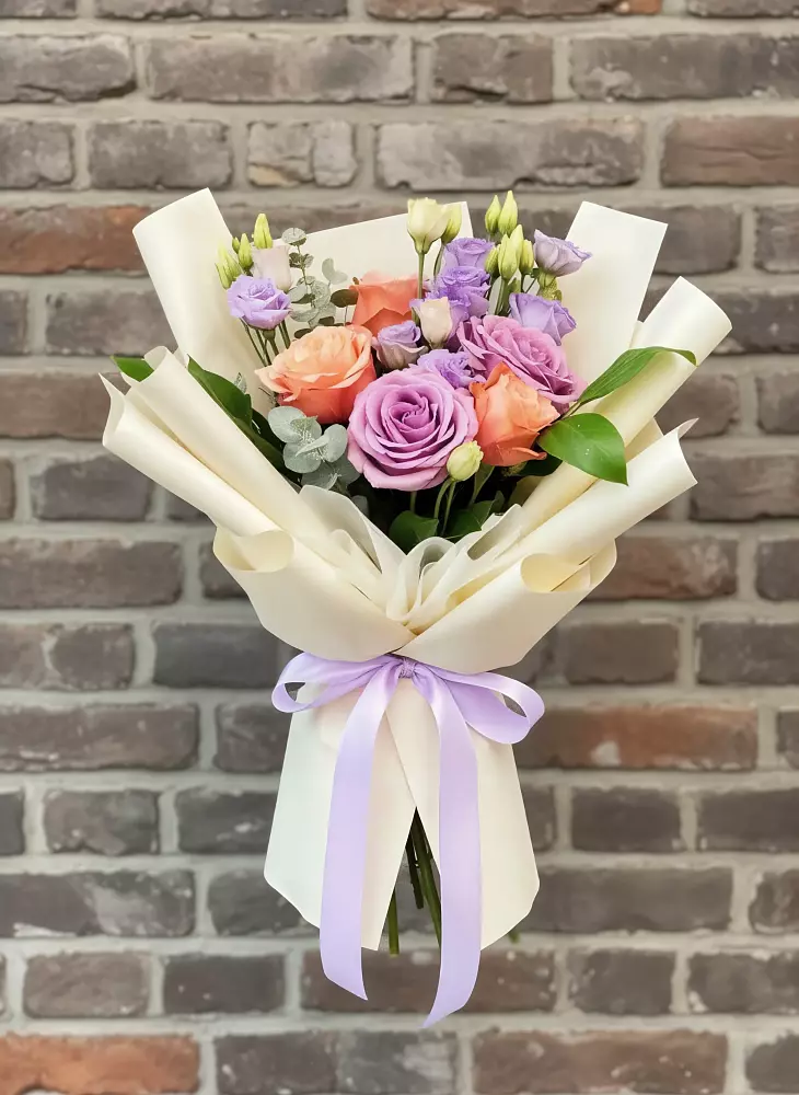 Букет цветов из: Лизиантусы и Розы в Красной Поляне Краснодарского края