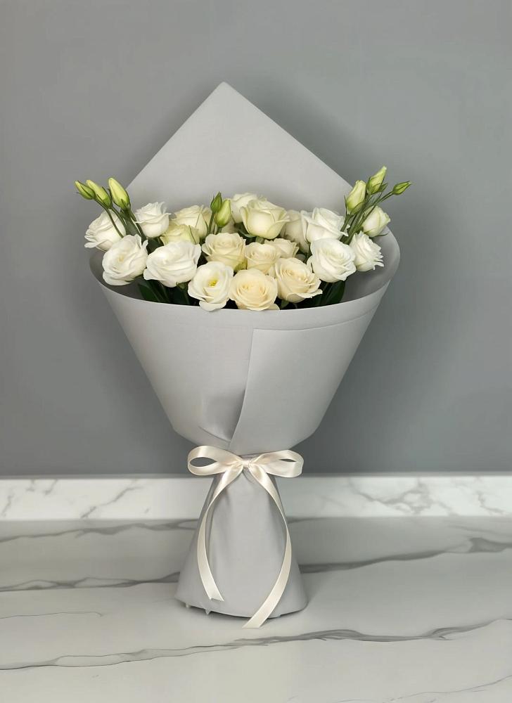 Букет цветов из: Розы и Лизиантусы в Красной Поляне Краснодарского края