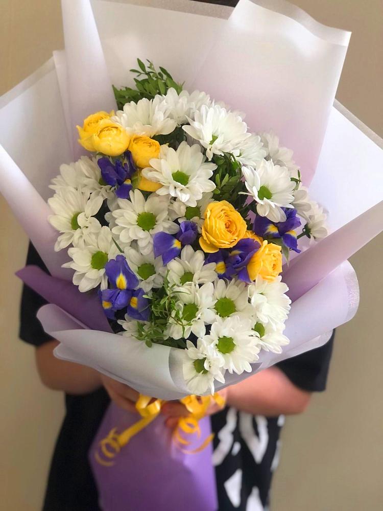 Букет цветов из: Ирисы, Хризантемы и Розы в Красной Поляне Краснодарского края