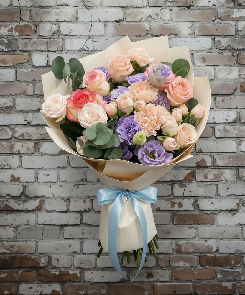 Букет цветов из: Розы, Лизиантусы и Гвоздики в Красной Поляне Краснодарского края