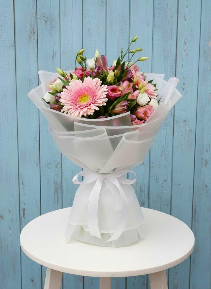 Букет цветов из: Герберы, Альстромерии и Лизиантусы в Красной Поляне Краснодарского края