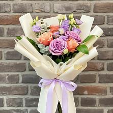 Букет цветов из:  Лизиантусы и Розы в Красной Поляне Краснодарского края