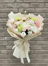 Букет цветов из:  Гвоздики, Розы, Лизиантусы и Хризантемы в Красной Поляне Краснодарского края