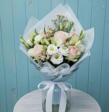 Букет цветов из:  Розы и Лизиантусы в Красной Поляне Краснодарского края