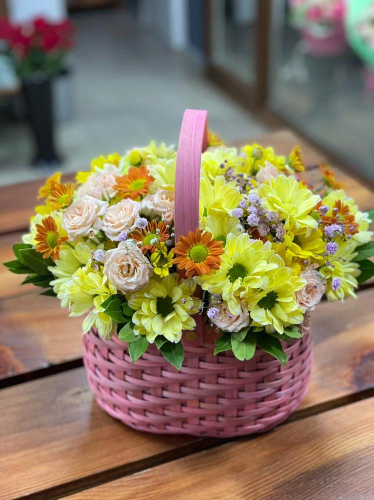Цветочная композиция из Хризантемы и Розы в корзине в Красной Поляне Краснодарского края