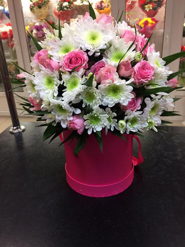 Цветочная композиция из Розы и Хризантемы в шляпной коробке в Красной Поляне Краснодарского края