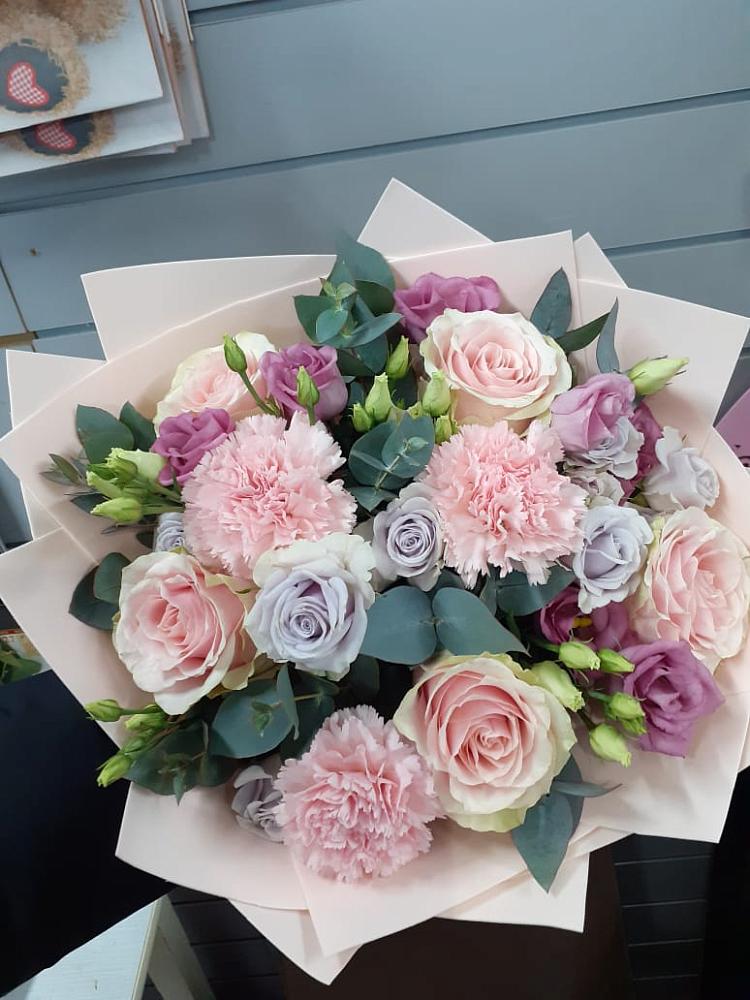 Букет цветов из: Розы, Гвоздики и Лизиантусы в Красной Поляне Краснодарского края