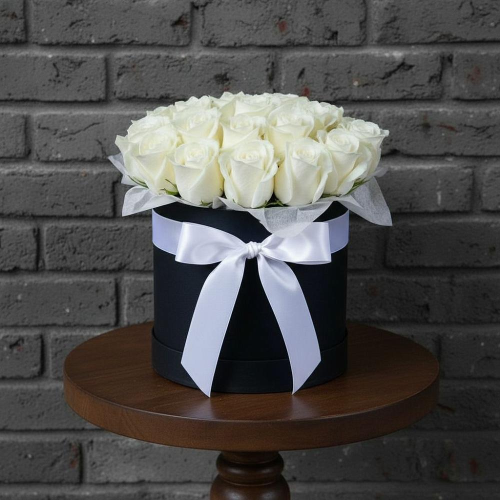 Цветочная композиция из Розы в шляпной коробке в Красной Поляне Краснодарского края