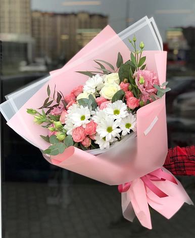 Букет цветов из: Розы, Лизиантусы и Хризантемы в Красной Поляне Краснодарского края