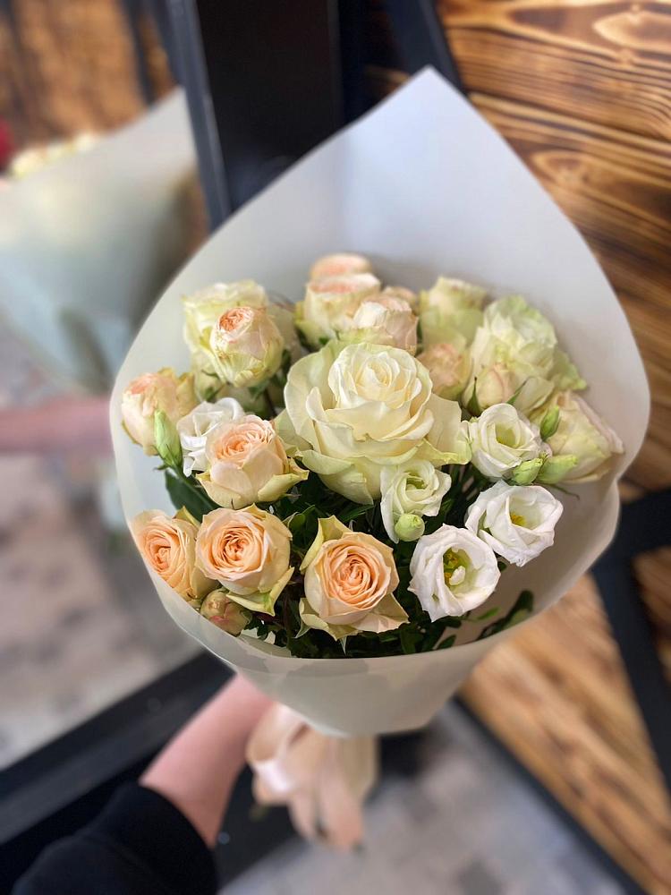 Букет цветов из: Розы и Лизиантусы в Красной Поляне Краснодарского края