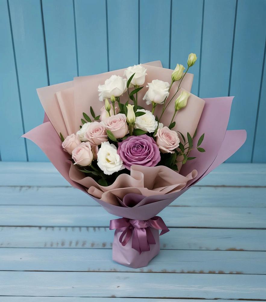 Букет цветов из: Розы и Лизиантусы в Красной Поляне Краснодарского края